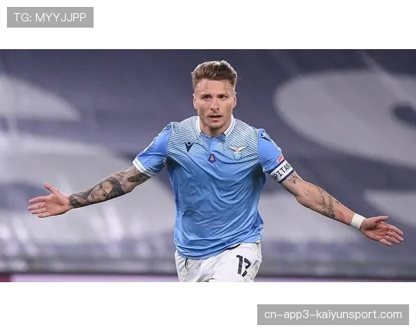 现场球迷高歌致敬,因莫比莱被换下时向拉齐奥北看台致意 现场球迷高歌致敬,因莫比莱被换下时向拉齐奥北看台致意